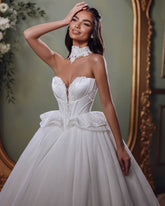 Elegant White Sweetheart Sleeveless Beaded Ball Gown Chapel Train Lace Wedding Dresses With Appliques